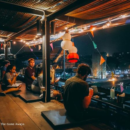 Chingcha Bangkok Hostel Bagian luar foto