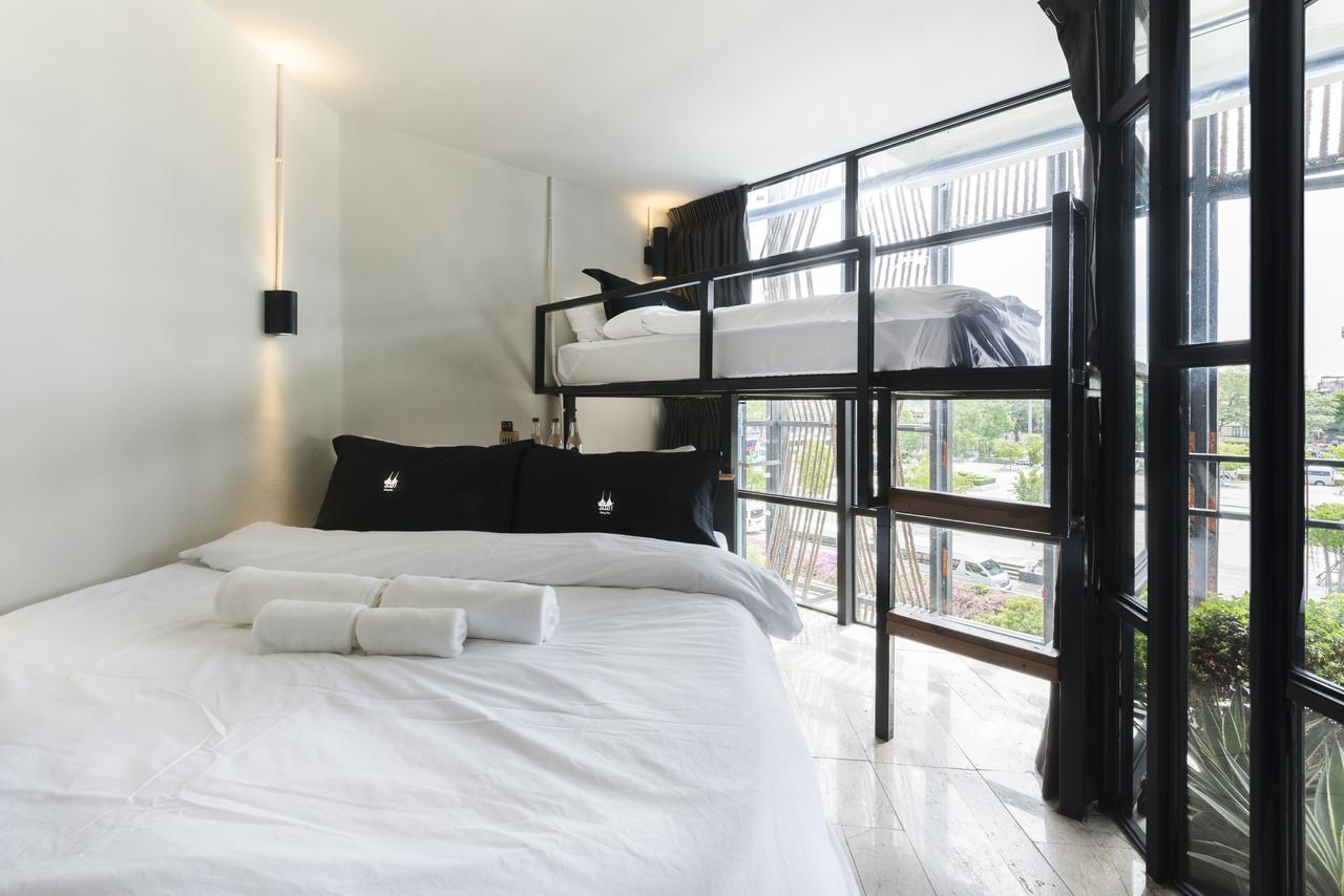 Chingcha Bangkok Hostel Bagian luar foto