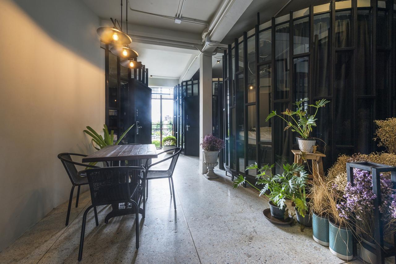 Chingcha Bangkok Hostel Bagian luar foto