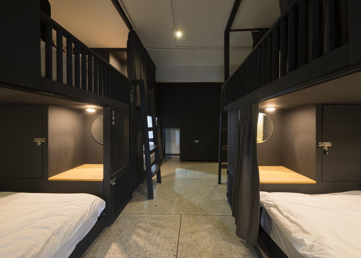 Chingcha Bangkok Hostel Bagian luar foto