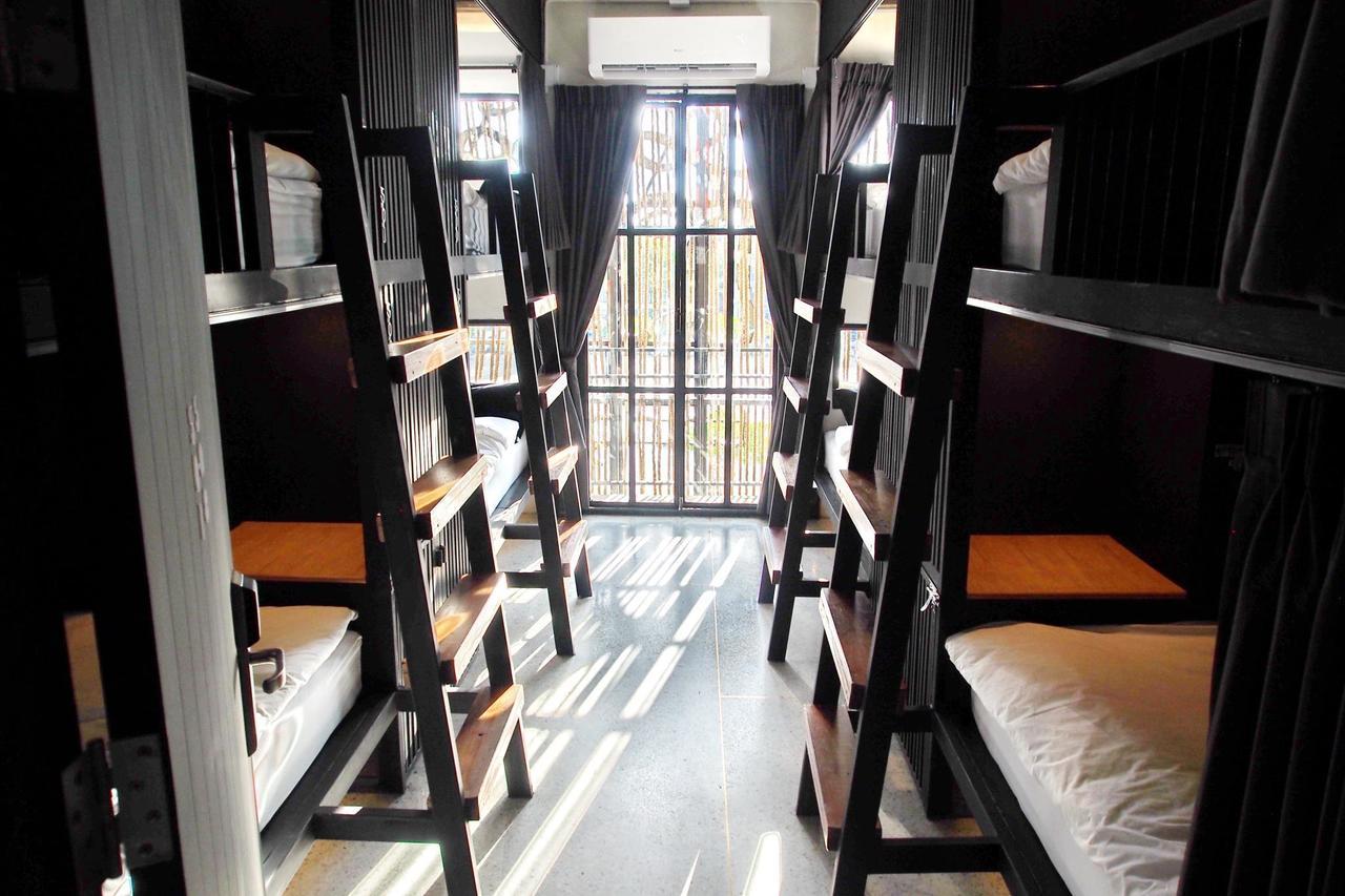 Chingcha Bangkok Hostel Bagian luar foto