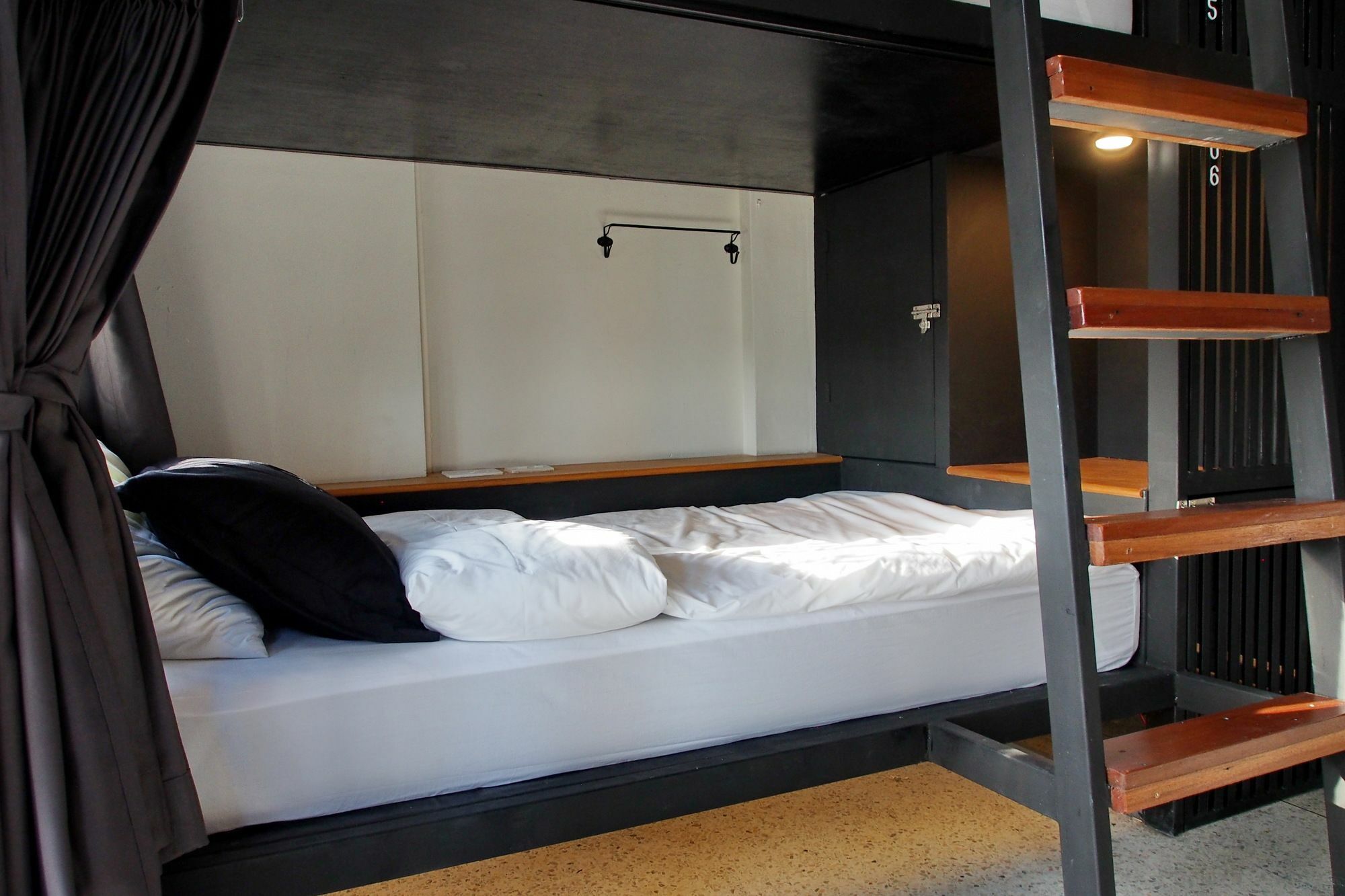 Chingcha Bangkok Hostel Bagian luar foto